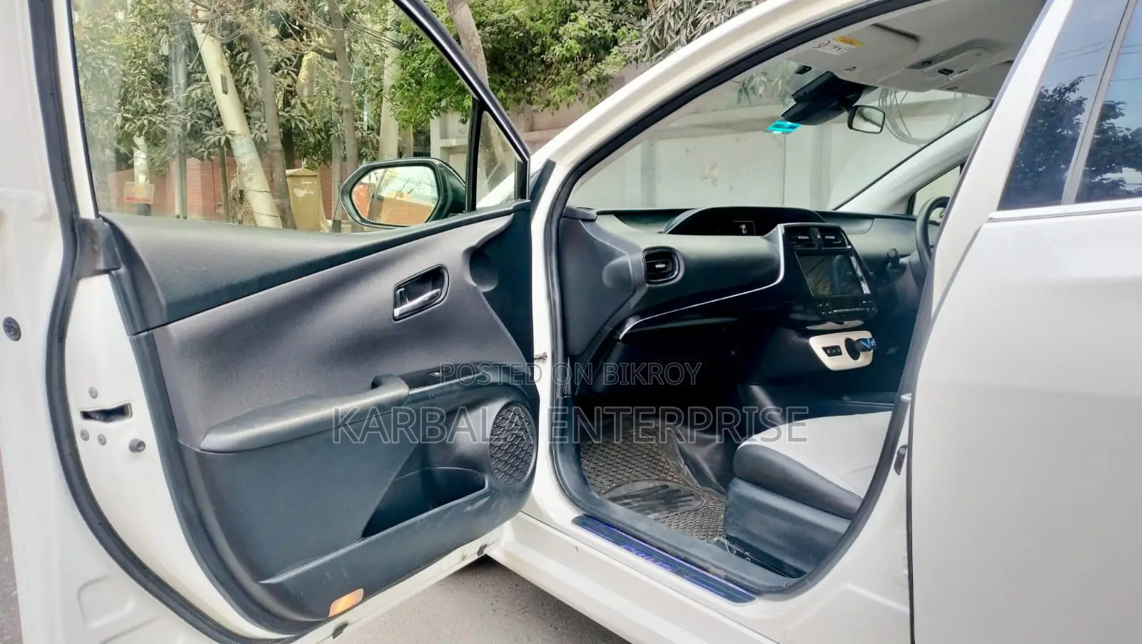 Toyota Prius Two 4-door Hatchback (1.8L 4-cylinder gas/electric hybrid CVT) 2015