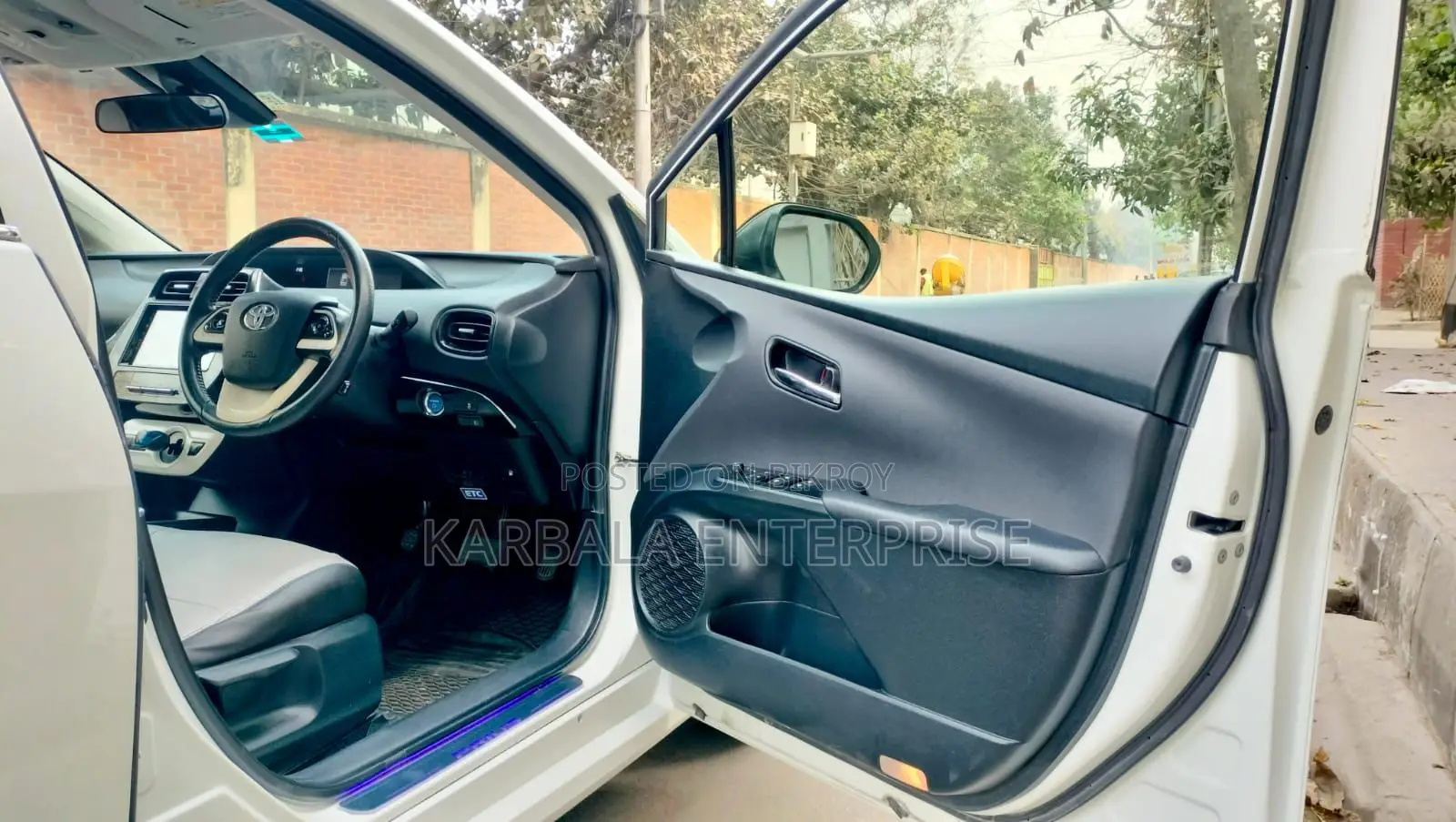 Toyota Prius Two 4-door Hatchback (1.8L 4-cylinder gas/electric hybrid CVT) 2015