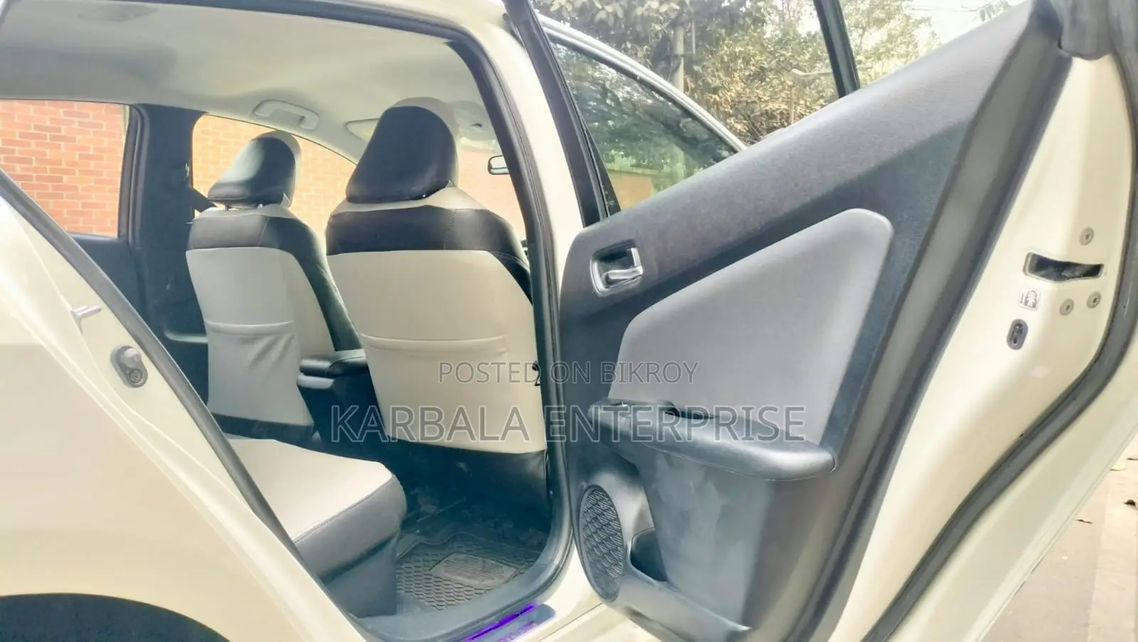 Toyota Prius Two 4-door Hatchback (1.8L 4-cylinder gas/electric hybrid CVT) 2015