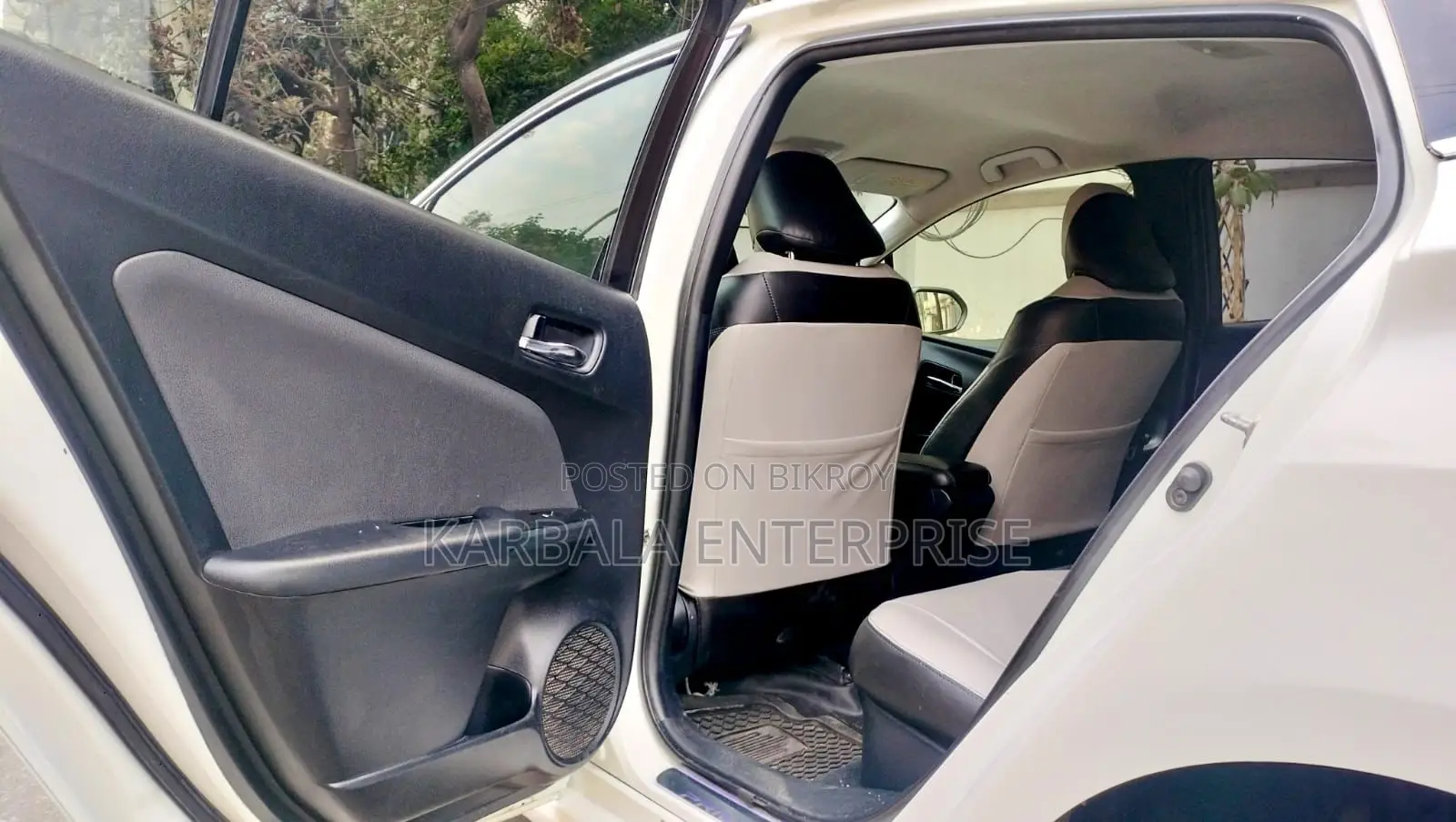 Toyota Prius Two 4-door Hatchback (1.8L 4-cylinder gas/electric hybrid CVT) 2015