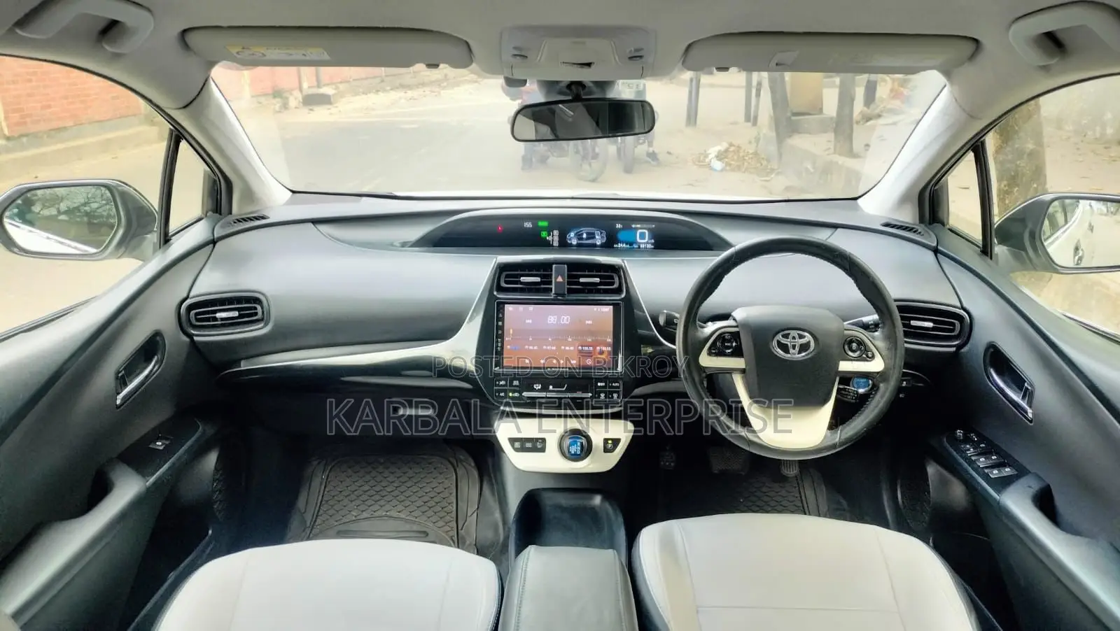 Toyota Prius Two 4-door Hatchback (1.8L 4-cylinder gas/electric hybrid CVT) 2015