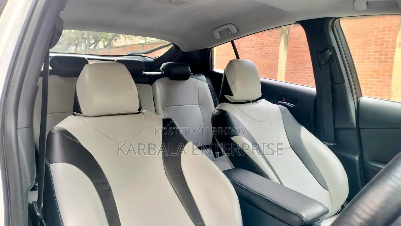 Toyota Prius Two 4-door Hatchback (1.8L 4-cylinder gas/electric hybrid CVT) 2015