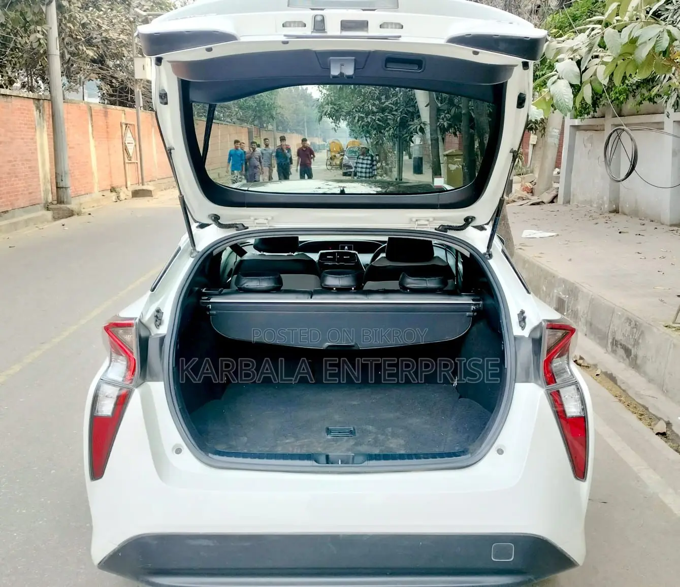 Toyota Prius Two 4-door Hatchback (1.8L 4-cylinder gas/electric hybrid CVT) 2015