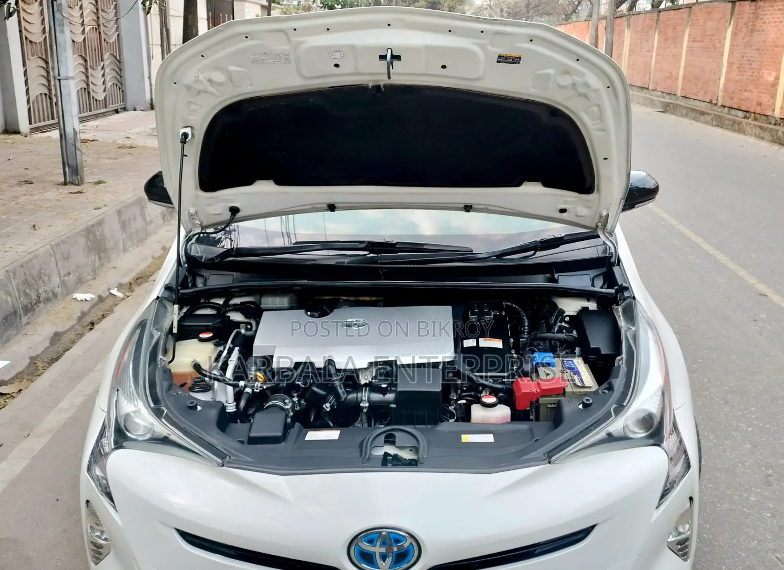 Toyota Prius Two 4-door Hatchback (1.8L 4-cylinder gas/electric hybrid CVT) 2015