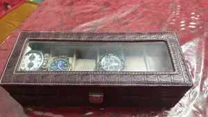 ঘড়ি এবং লেদারের বক্স