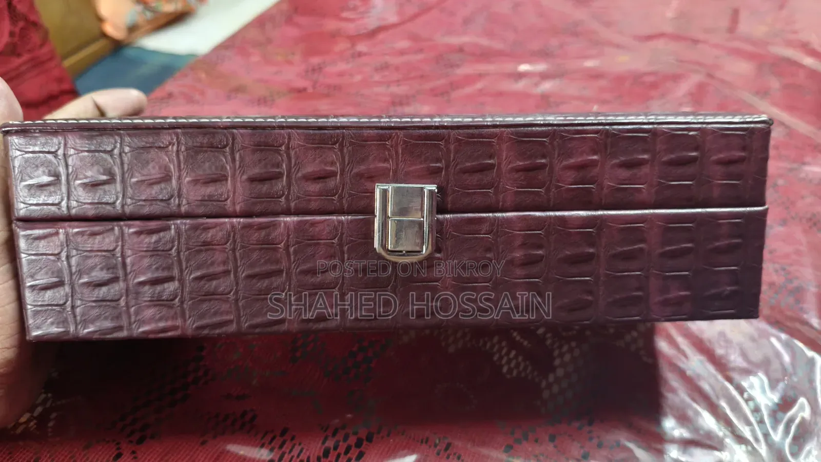 ঘড়ি এবং লেদারের বক্স