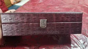 ঘড়ি এবং লেদারের বক্স