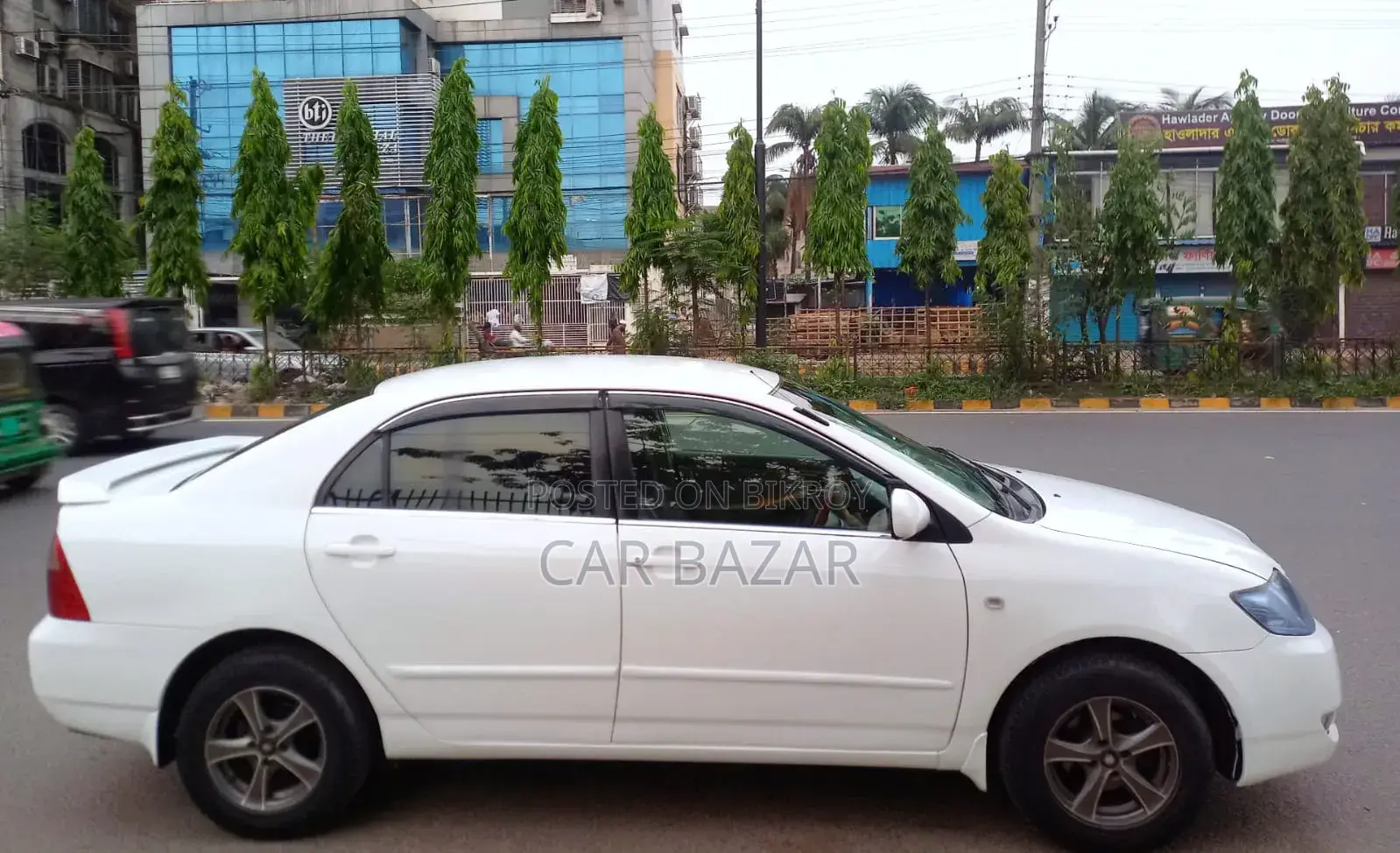 টয়োটা করোলা ২০০৫ হোয়াইট