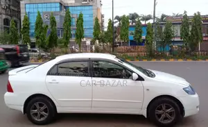 টয়োটা করোলা ২০০৫ হোয়াইট