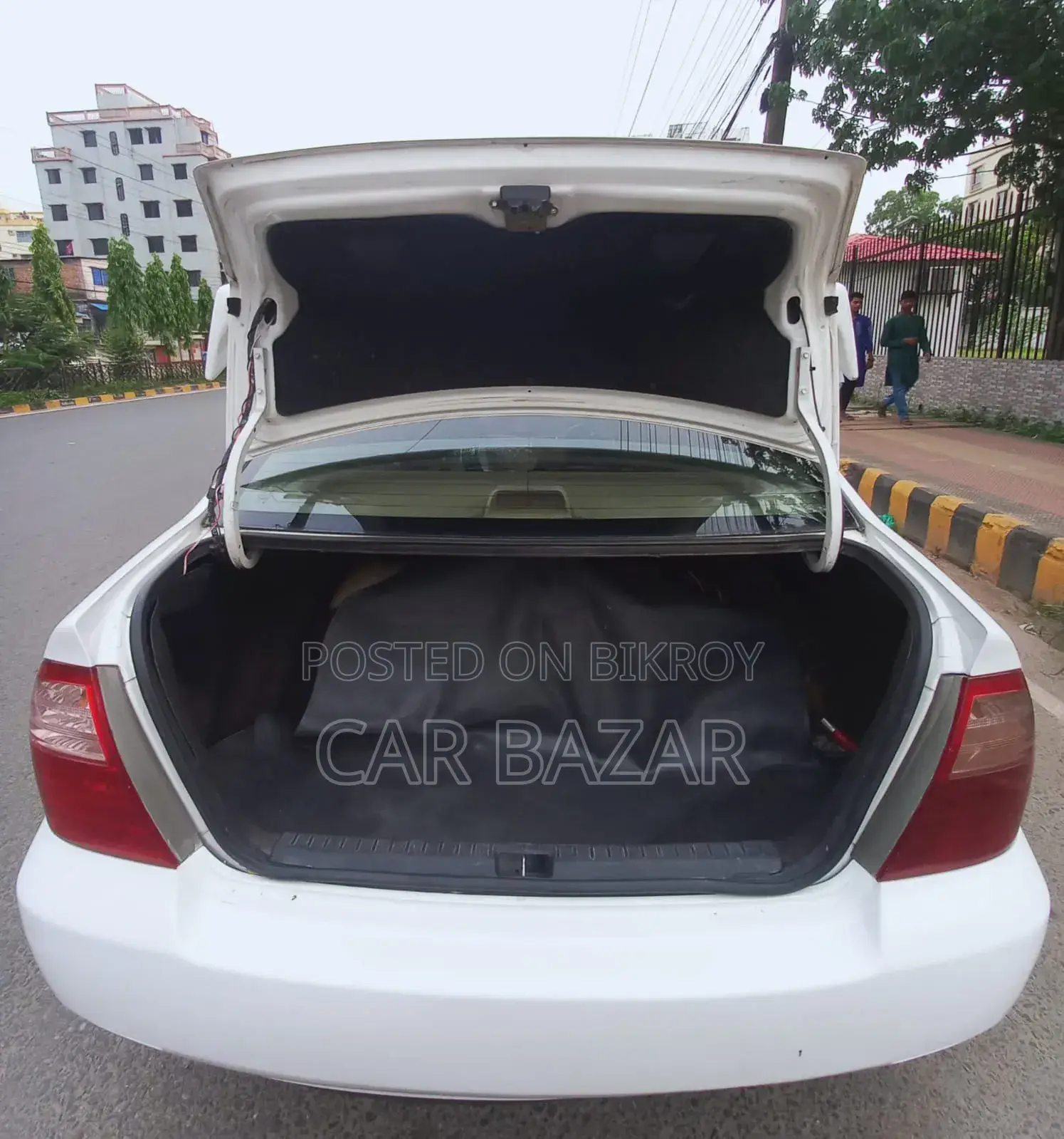 টয়োটা করোলা ২০০৫ হোয়াইট