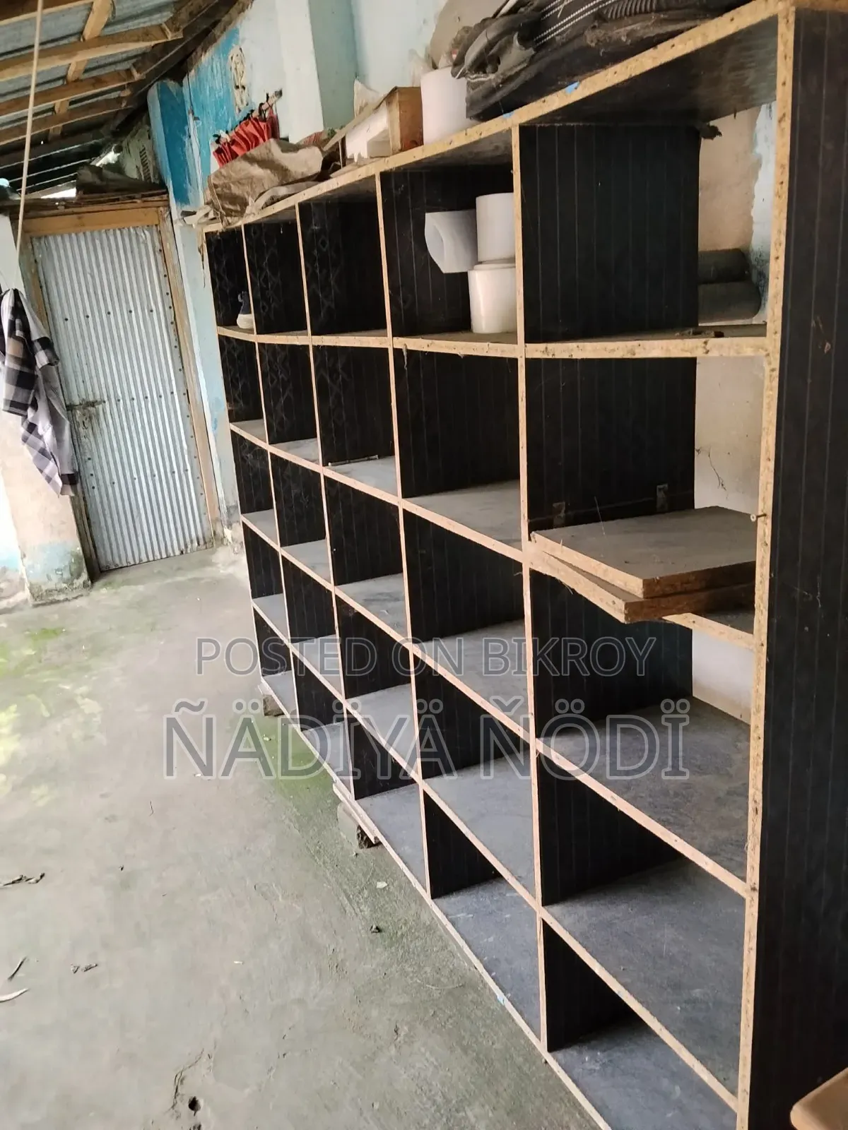 একটি দোকানের রেক ব্যবহৃত