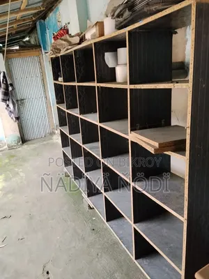 একটি দোকানের রেক ব্যবহৃত