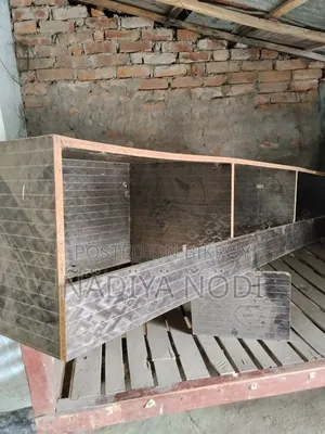 একটি দোকানের রেক ব্যবহৃত
