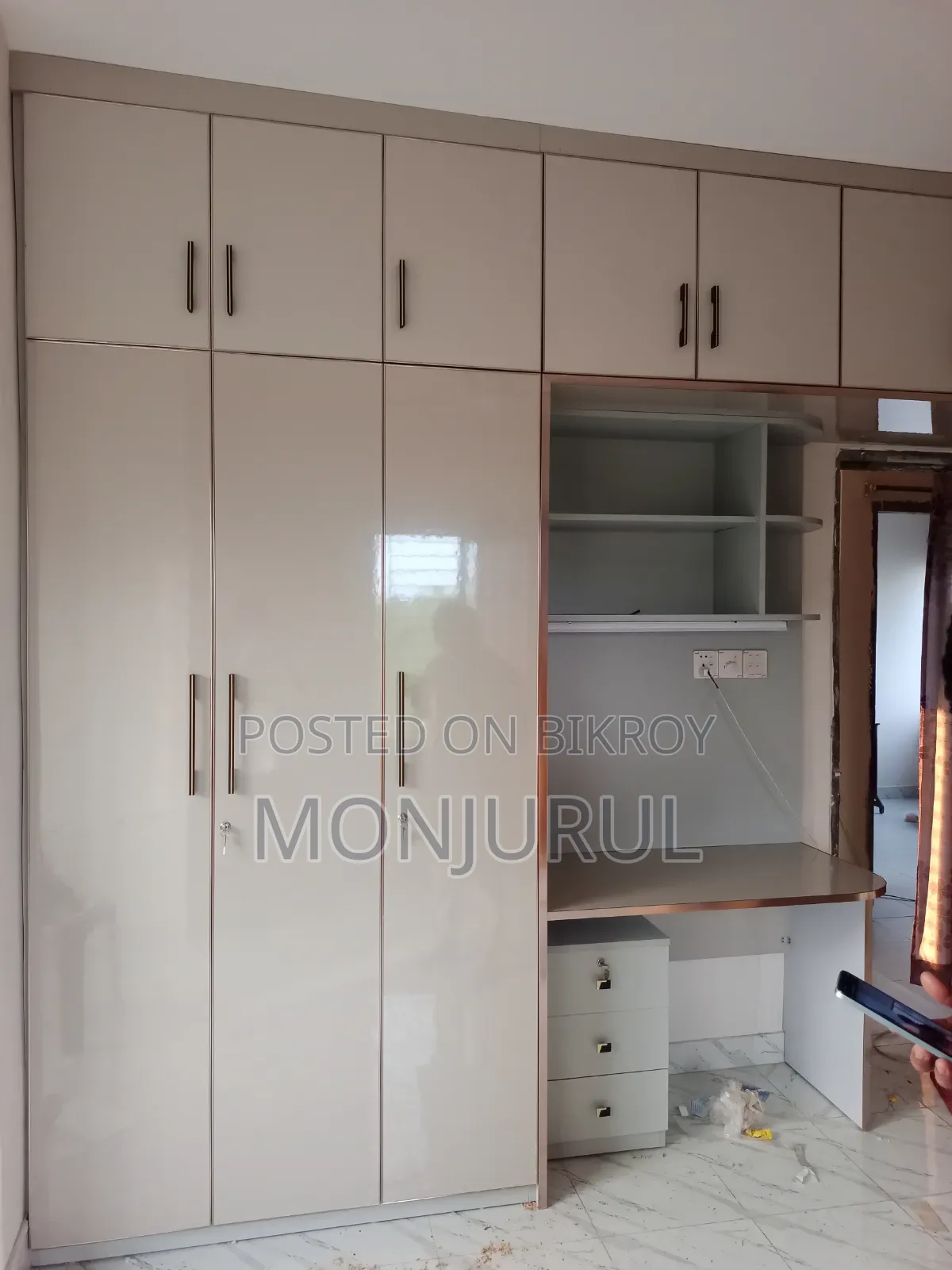 Kitchen cabinet making and repairing by skilled craftsmen