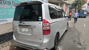 টয়োটা নোয়া ২.০ ১৪৩ হর্সপাওয়ার ফ্রন্ট হুইল ড্রাইভ (৮ সিটার) ২০১২ সিলভার