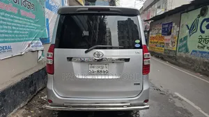 টয়োটা নোয়া ২.০ ১৪৩ হর্সপাওয়ার ফ্রন্ট হুইল ড্রাইভ (৮ সিটার) ২০১২ সিলভার