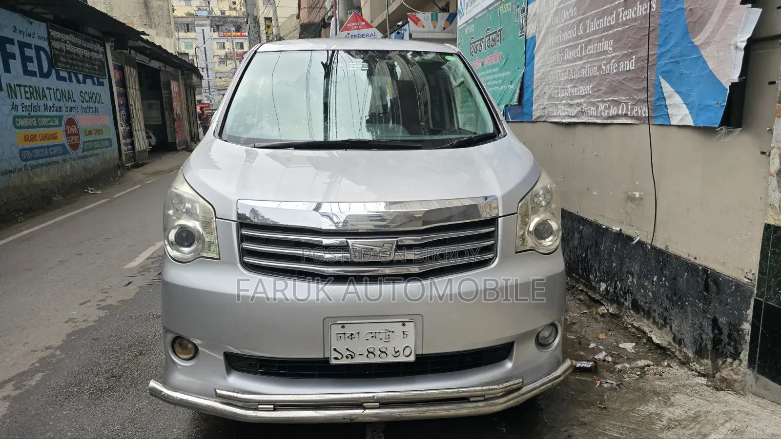 টয়োটা নোয়া ২.০ ১৪৩ হর্সপাওয়ার ফ্রন্ট হুইল ড্রাইভ (৮ সিটার) ২০১২ সিলভার