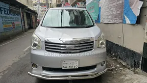 Toyota Noah 2.0 143hp FWD (8 Seater) 2012 Silver