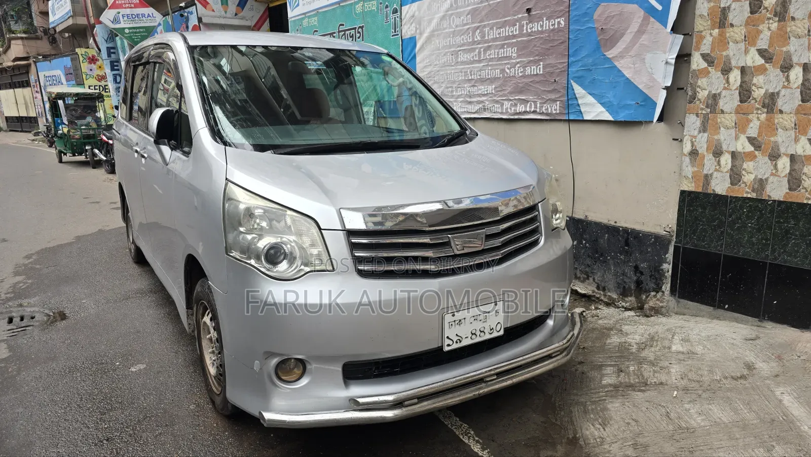 টয়োটা নোয়া ২.০ ১৪৩ হর্সপাওয়ার ফ্রন্ট হুইল ড্রাইভ (৮ সিটার) ২০১২ সিলভার