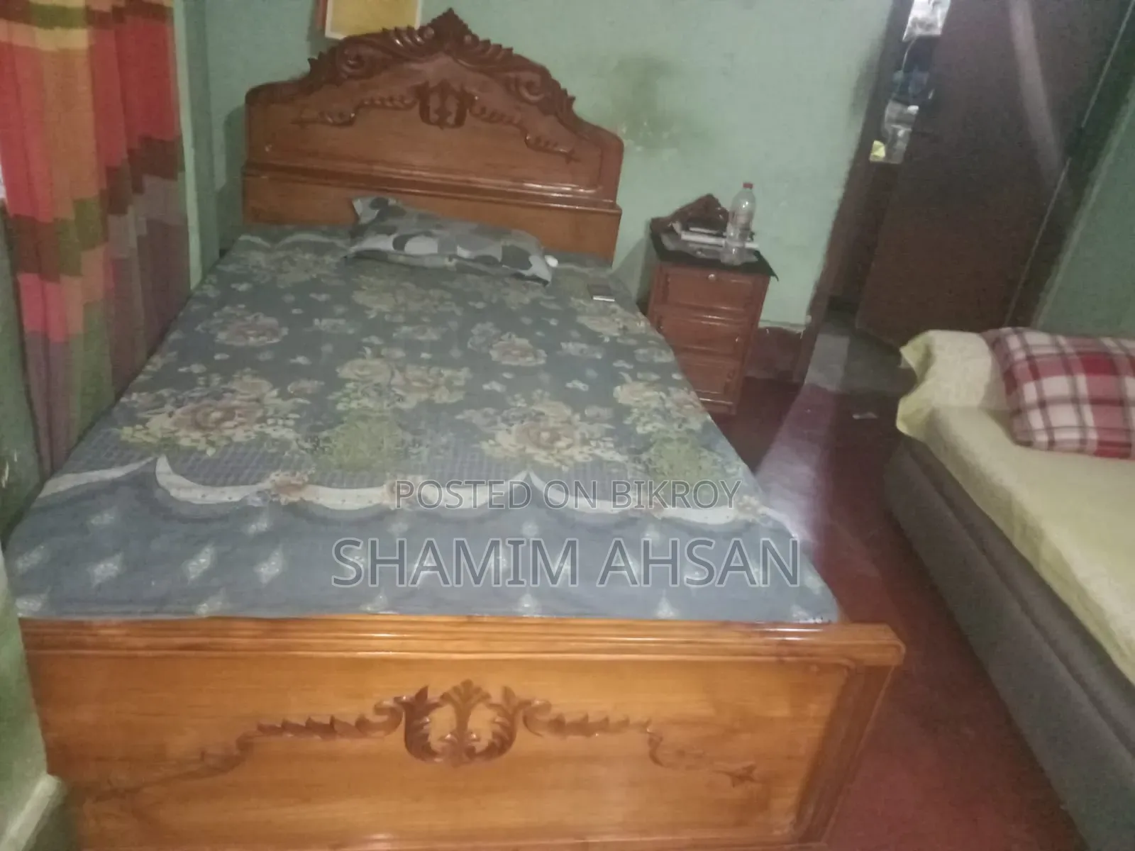 6.3 feet / 4 feet - Full box bed made of teak wood with corner table and three drawers