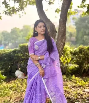 Lace-trimmed screen print saree