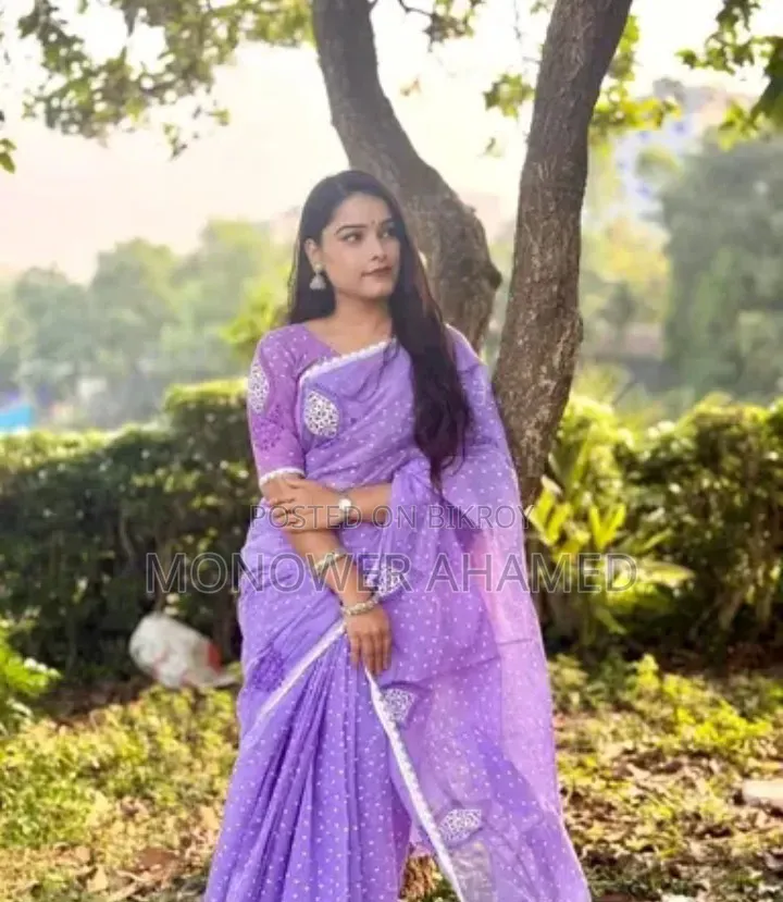 Lace-trimmed screen print saree