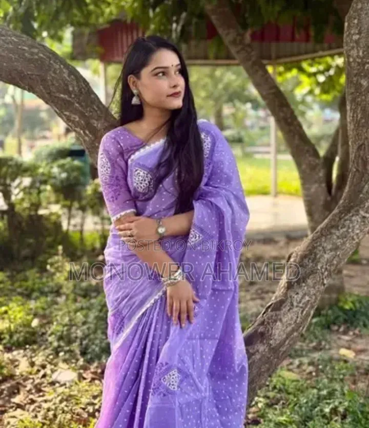 Lace-trimmed screen print saree