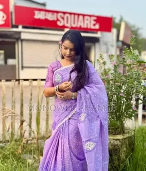 Lace-trimmed screen print saree