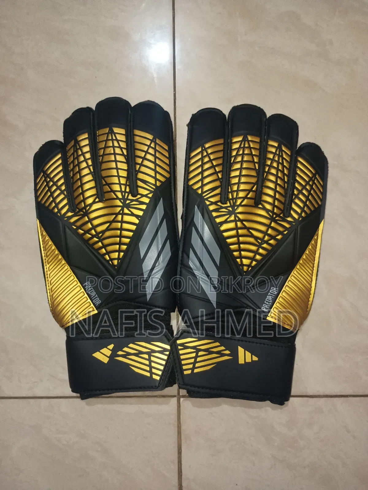 Goalkeeper Gloves (Gold and Black)