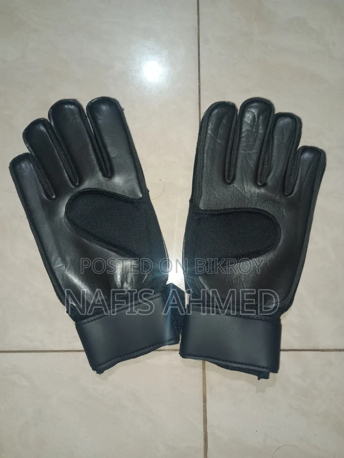 Goalkeeper Gloves (Gold and Black)