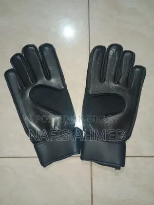 Goalkeeper Gloves (Gold and Black)