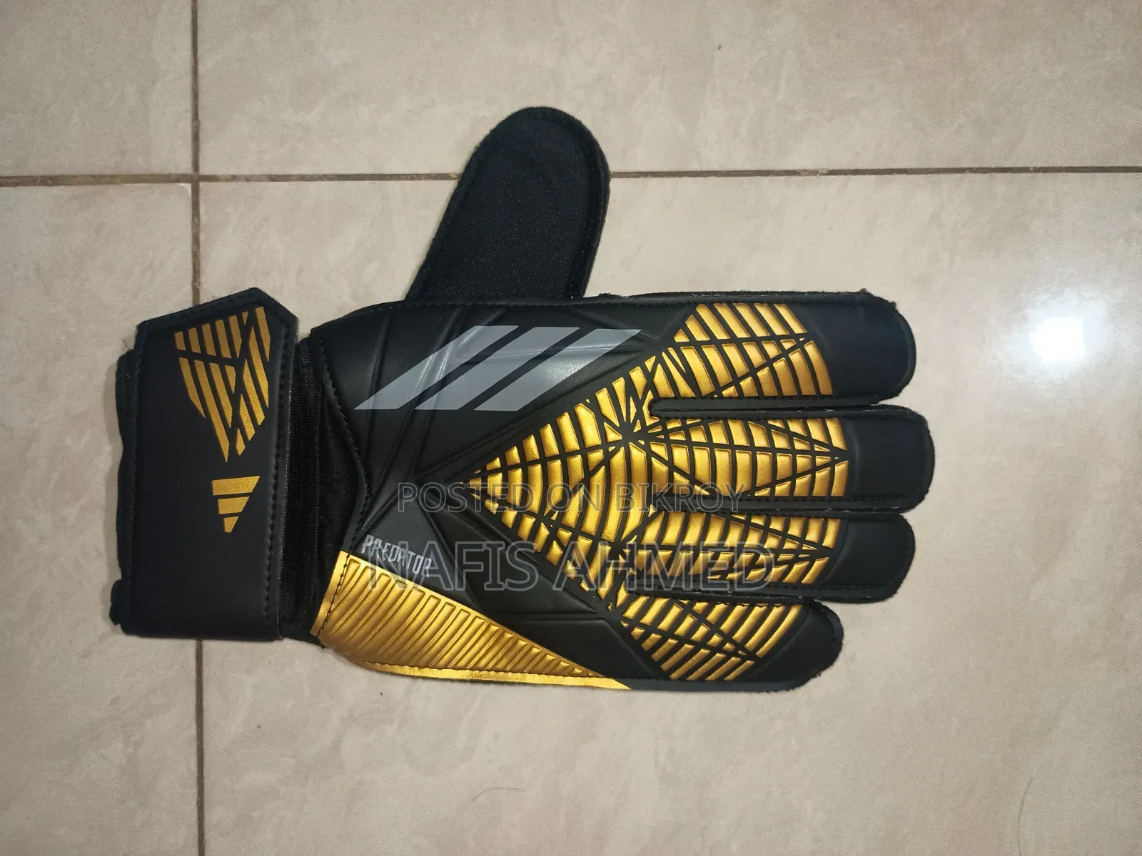 Goalkeeper Gloves (Gold and Black)