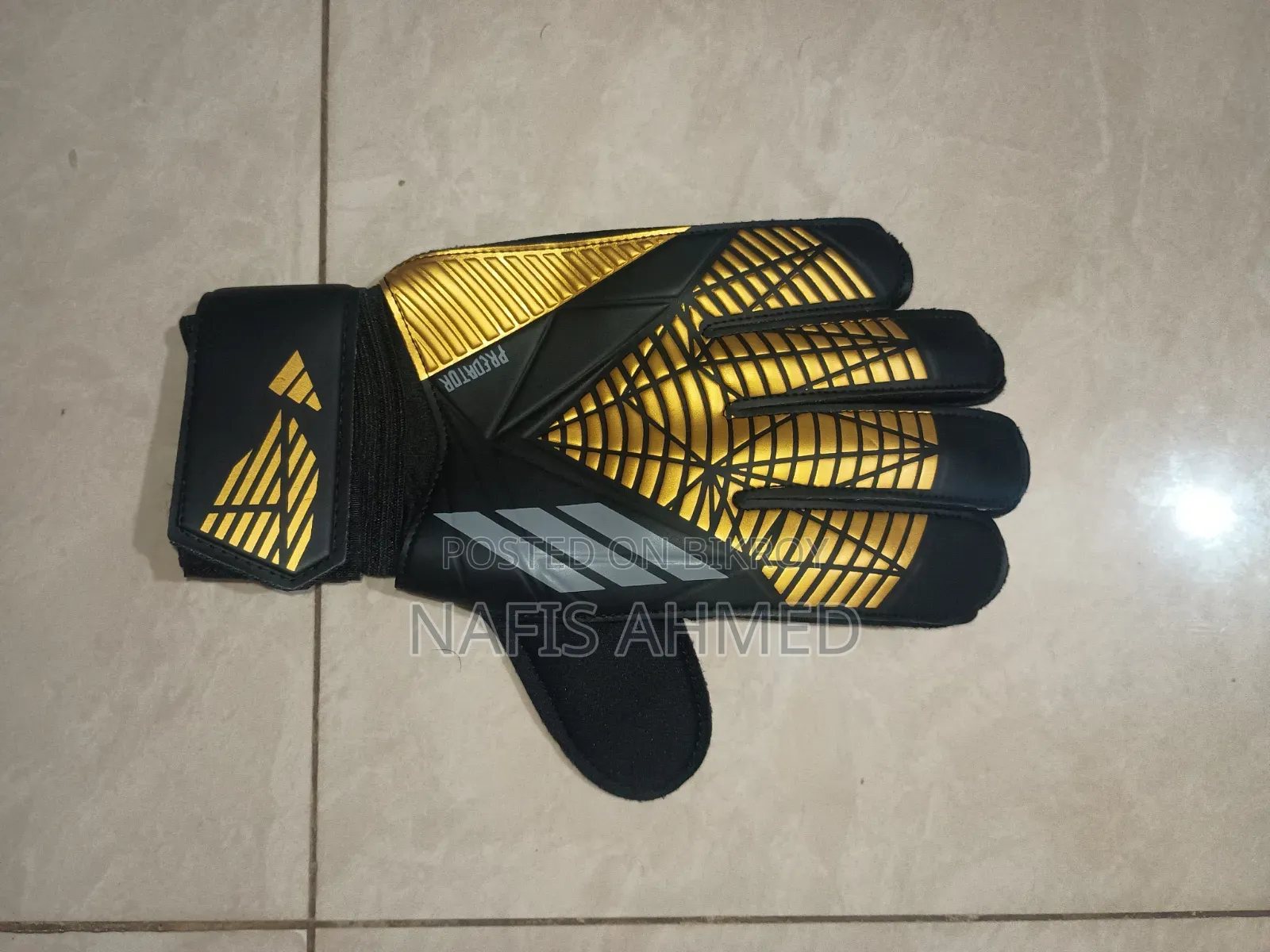Goalkeeper Gloves (Gold and Black)