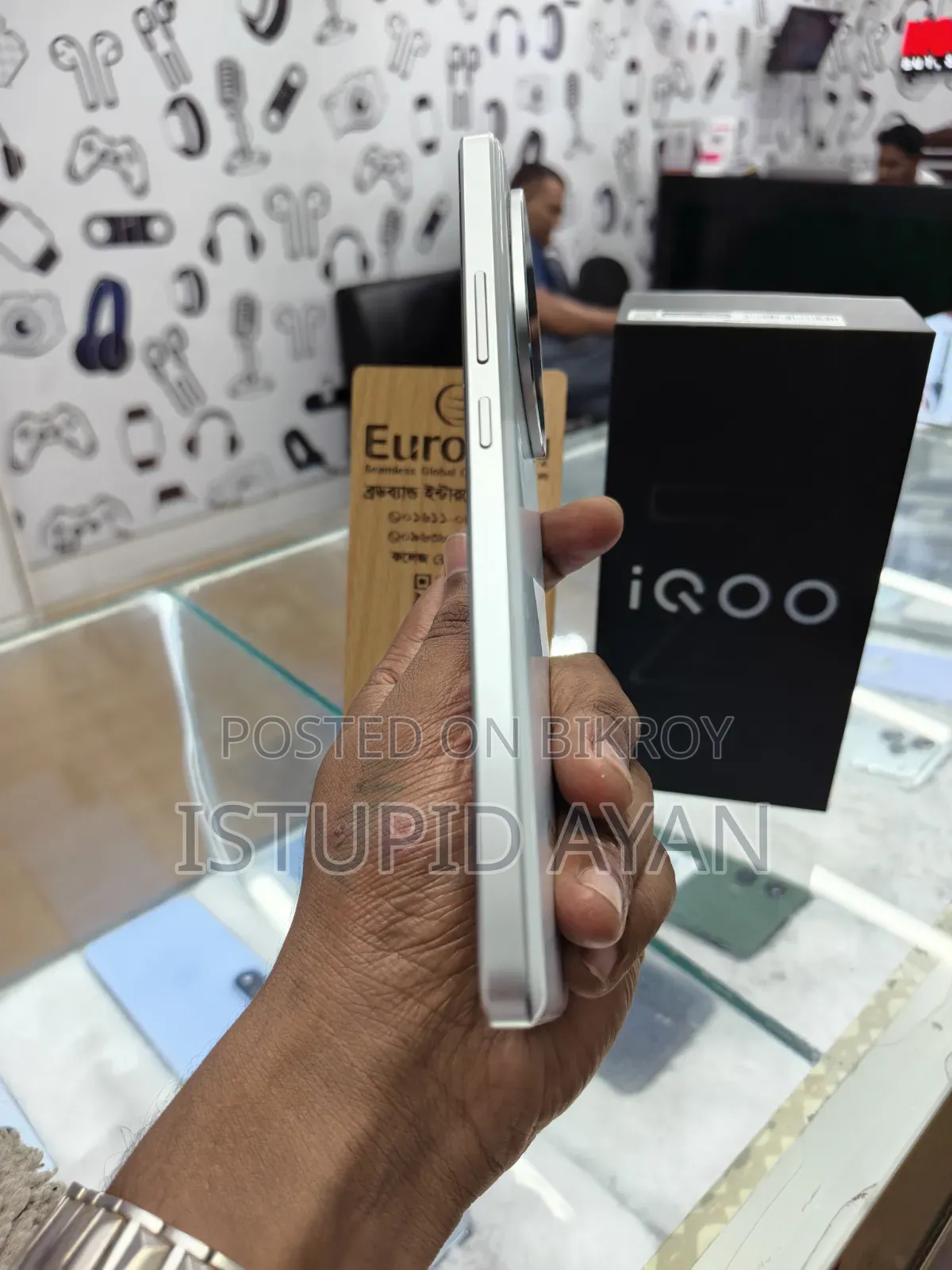iQOO 256 GB White