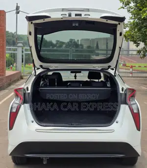 Toyota Prius 4dr Hatchback (1.8L 4cyl Gas/Electric Hybrid CVT) 2016