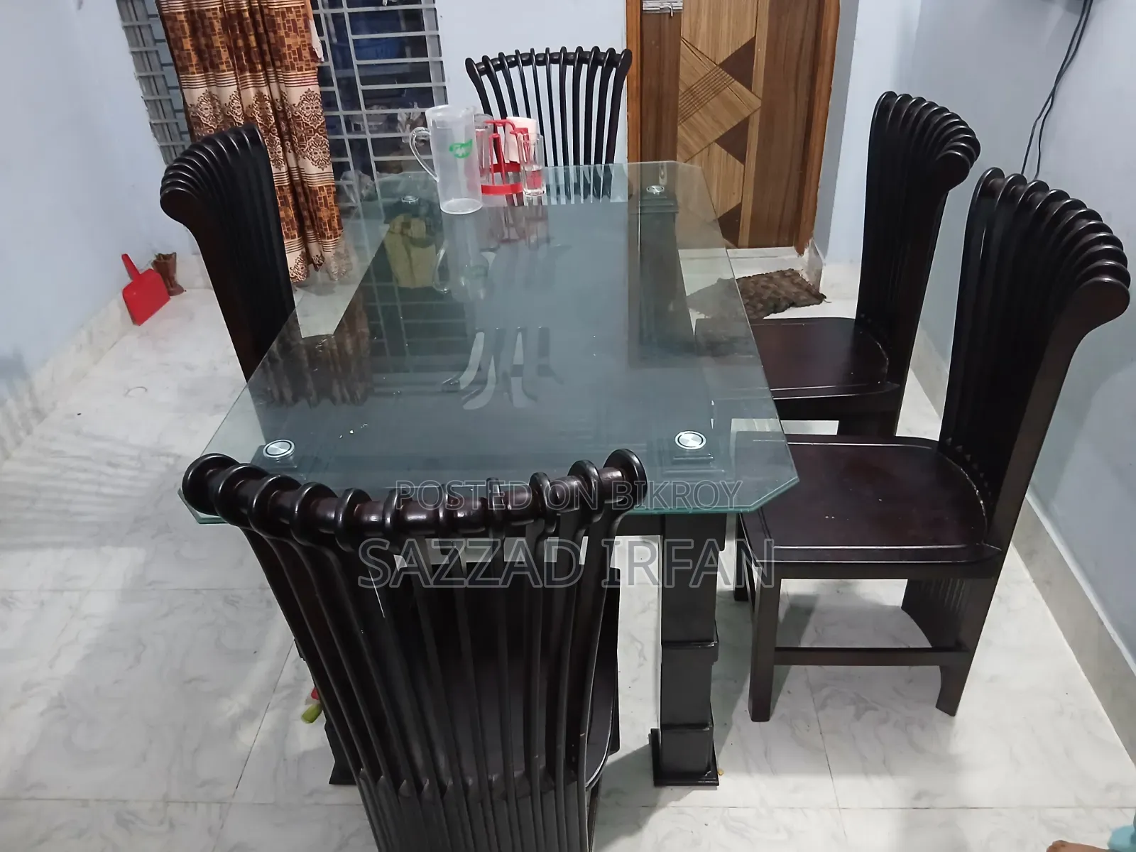 Dining table in good condition for sale.