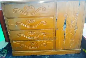 কাঠের পুরাতন ওয়াড্রব