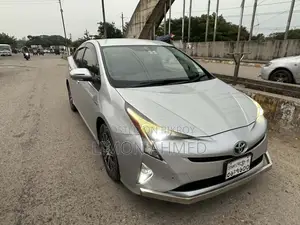 টয়োটা প্রিয়াস ২০১৭ সিলভার