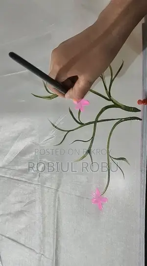 আকর্ষণীয় সাদা ফ্লোরাল হ্যান্ডপ্রিন্ট শাড়ি