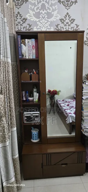 Wooden Dressing Table With Mirror Storage
