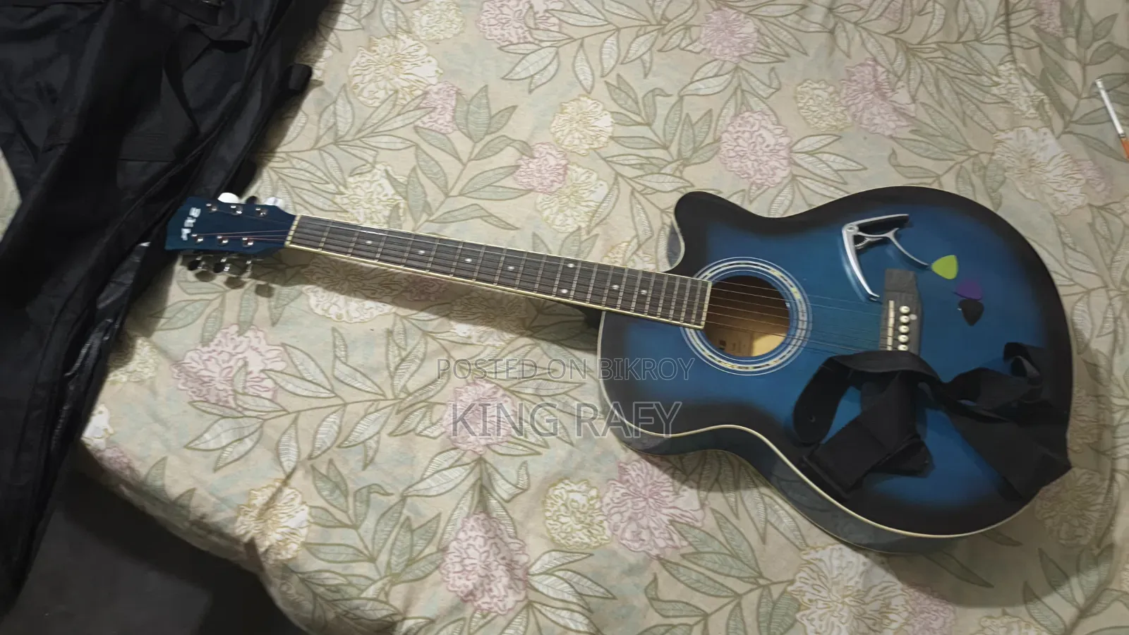 Bought it yesterday, cannot play, so selling it with all guitar accessories