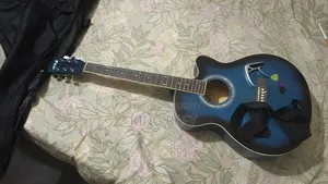 Bought it yesterday, cannot play, so selling it with all guitar accessories