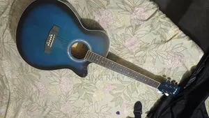 Bought it yesterday, cannot play, so selling it with all guitar accessories