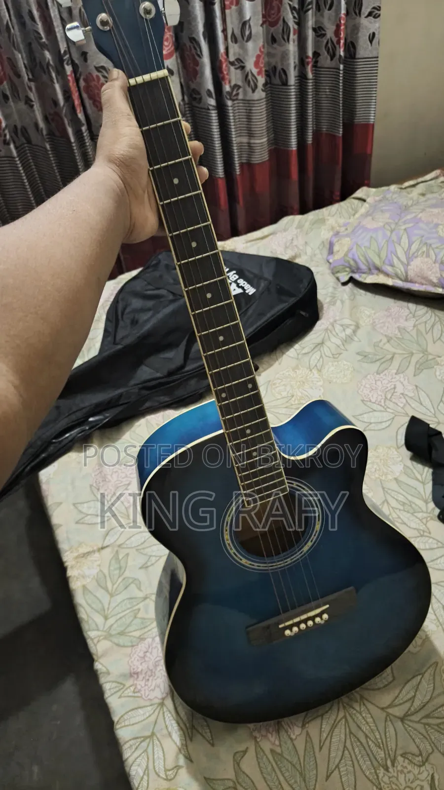Bought it yesterday, cannot play, so selling it with all guitar accessories