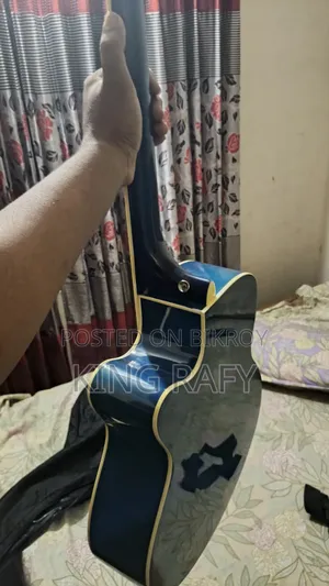 Bought it yesterday, cannot play, so selling it with all guitar accessories