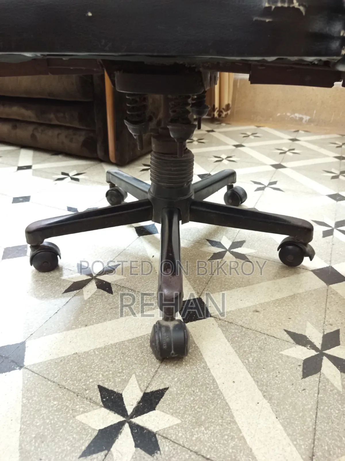 বিক্রয়ের জন্য ব্যবহৃত অফিস রিভলভিং চেয়ার