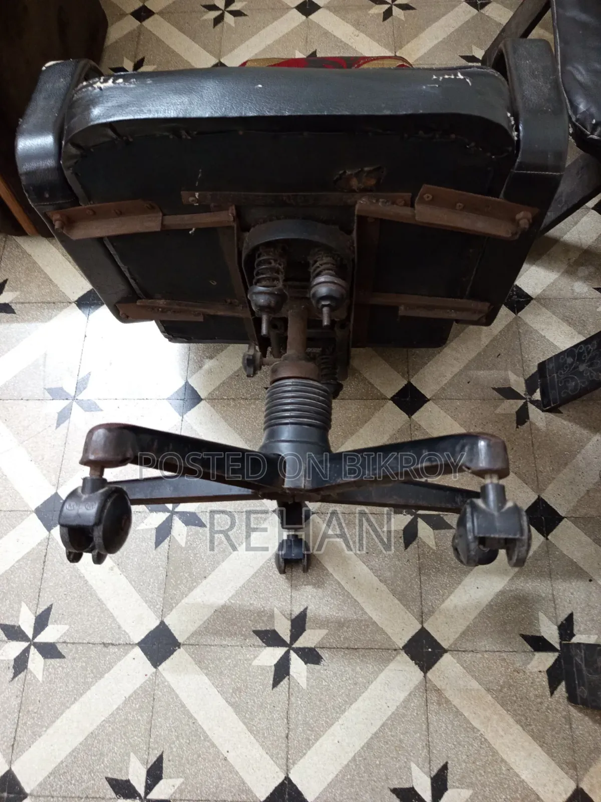 বিক্রয়ের জন্য ব্যবহৃত অফিস রিভলভিং চেয়ার
