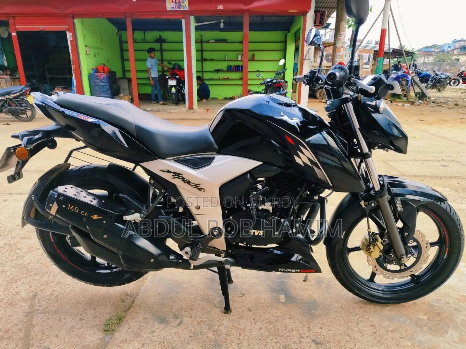 নতুন TVS Apache RTR 160 4V 2026 কালো