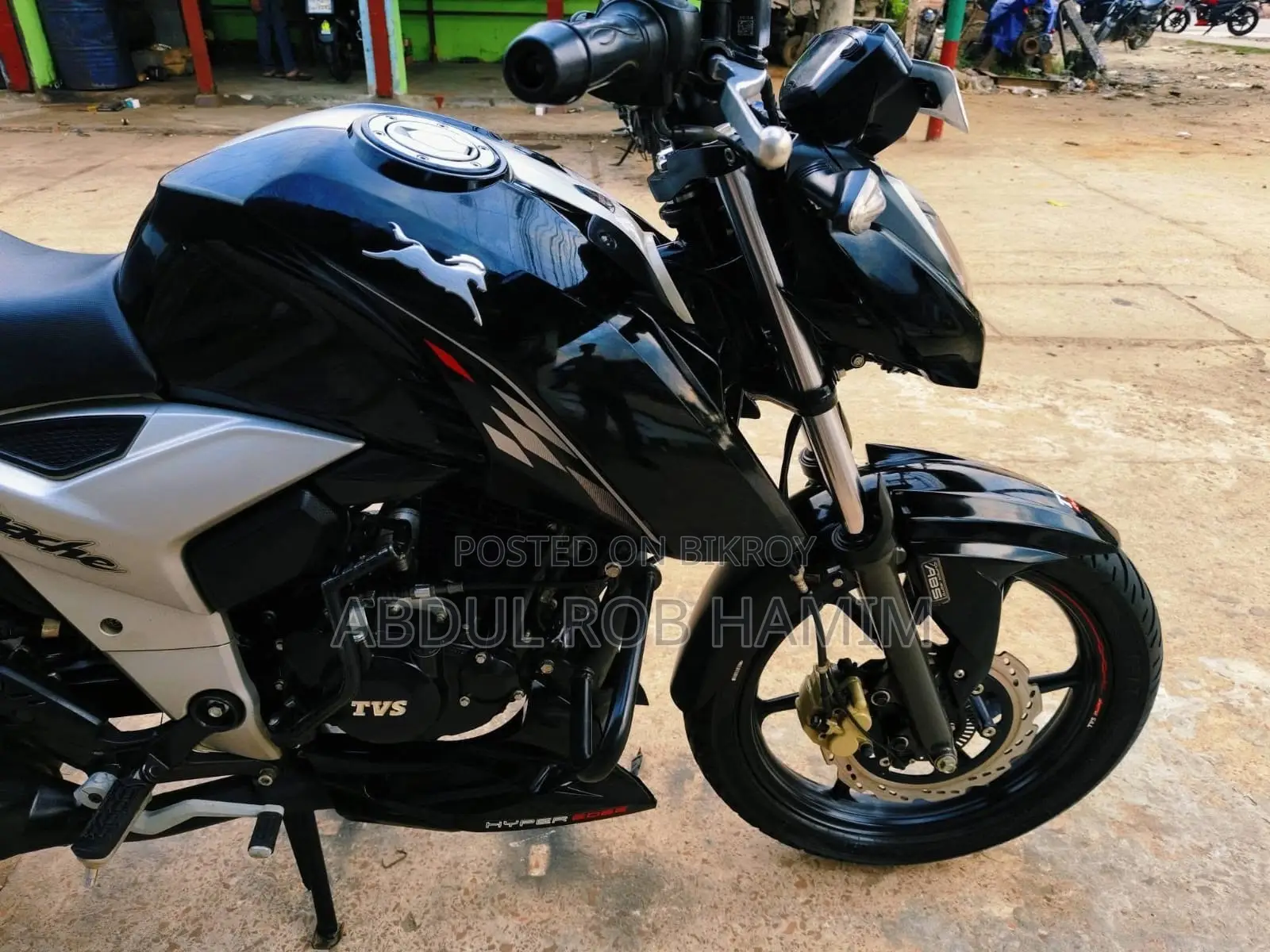 নতুন TVS Apache RTR 160 4V 2026 কালো