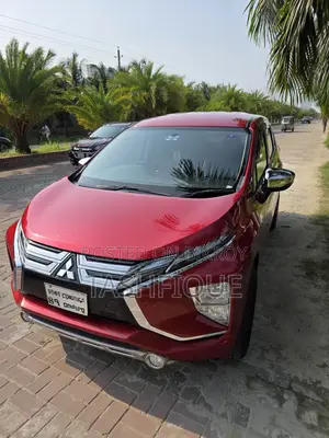 মিতসুবিশি এক্সপ্যান্ডার ২০২২ লাল